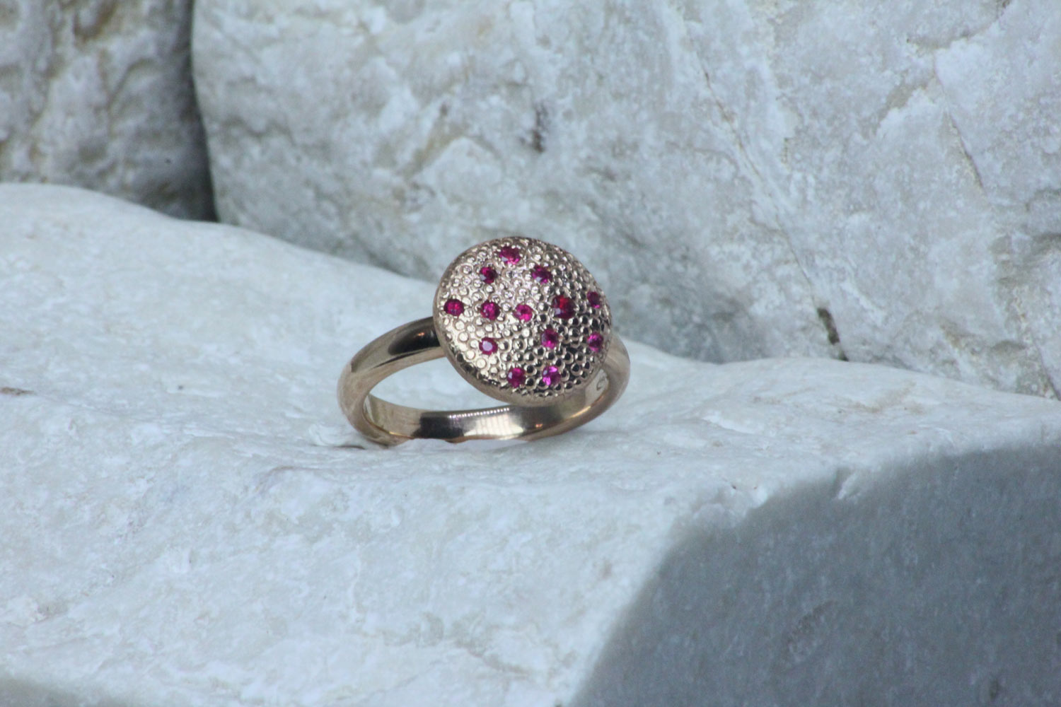 Rose gold ring with ruby sassi collection