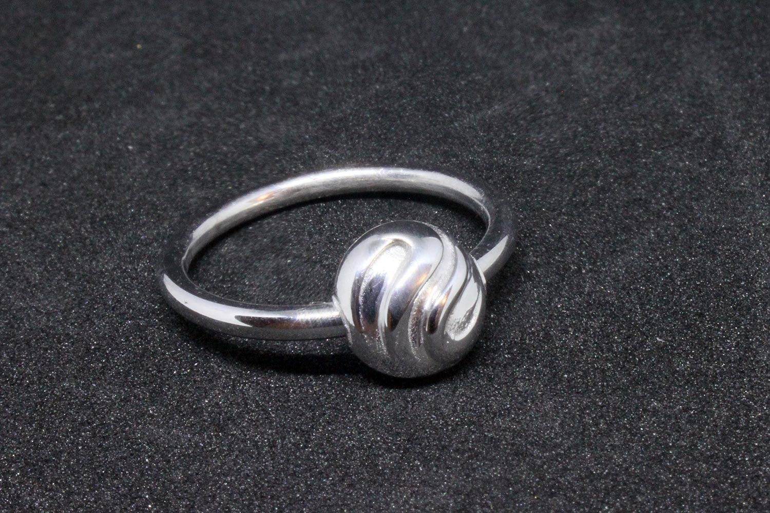 Silver ring with mobile bead Logo collection