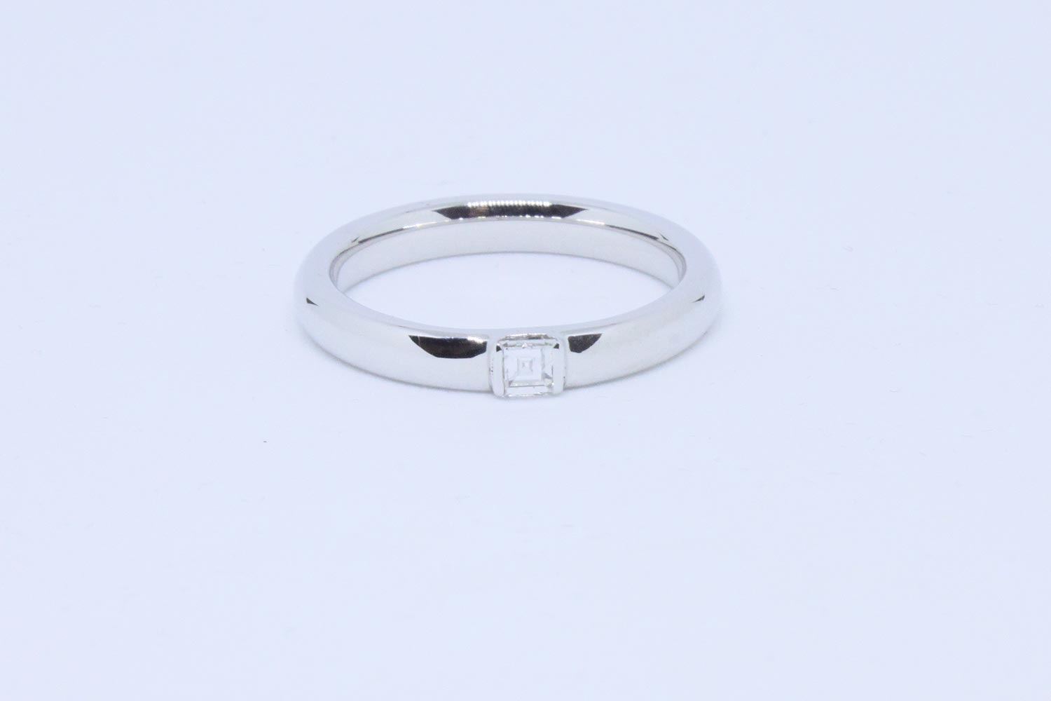 White gold ring with carre cut diamond