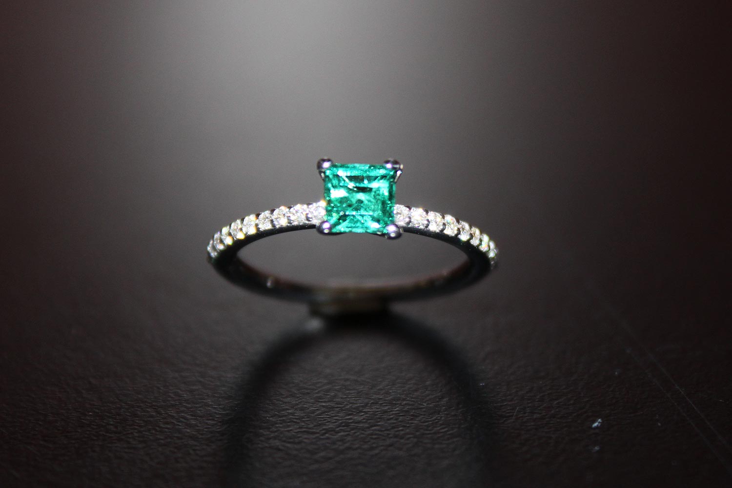 White gold ring with emerald carre cut and diamond Square Collection