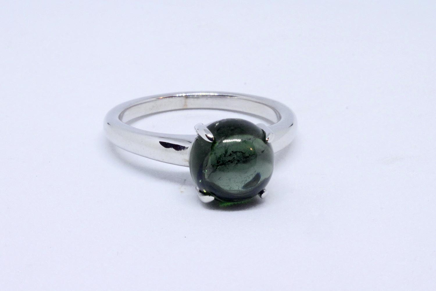 White gold ring with green tourmaline cabochon cut