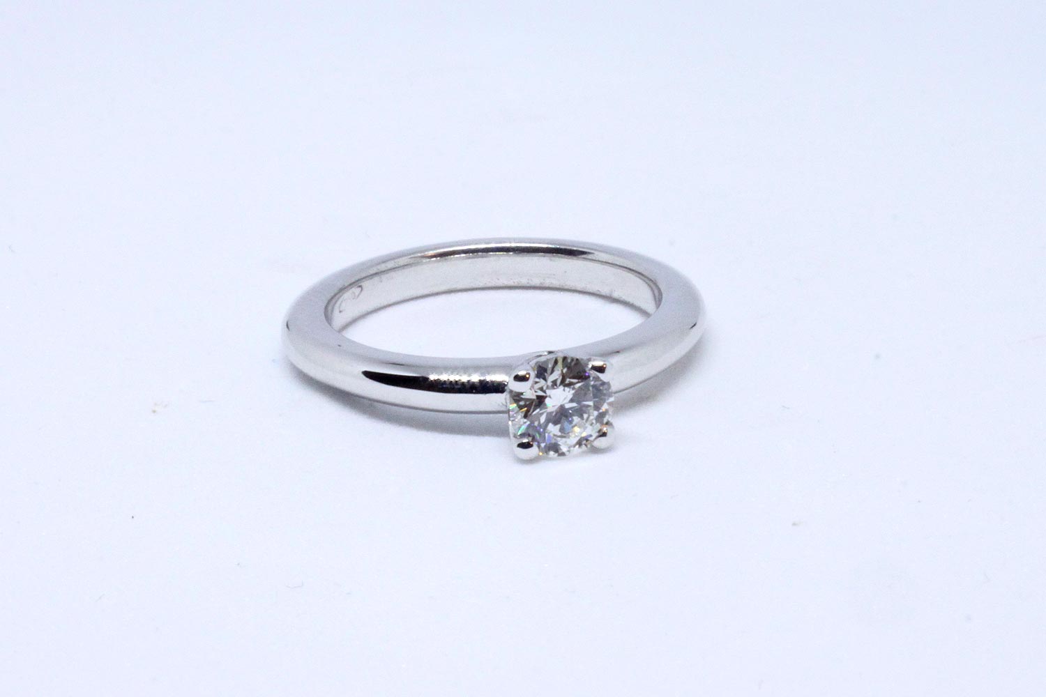 white gold solitaire with four tips and diamond brilliant cut