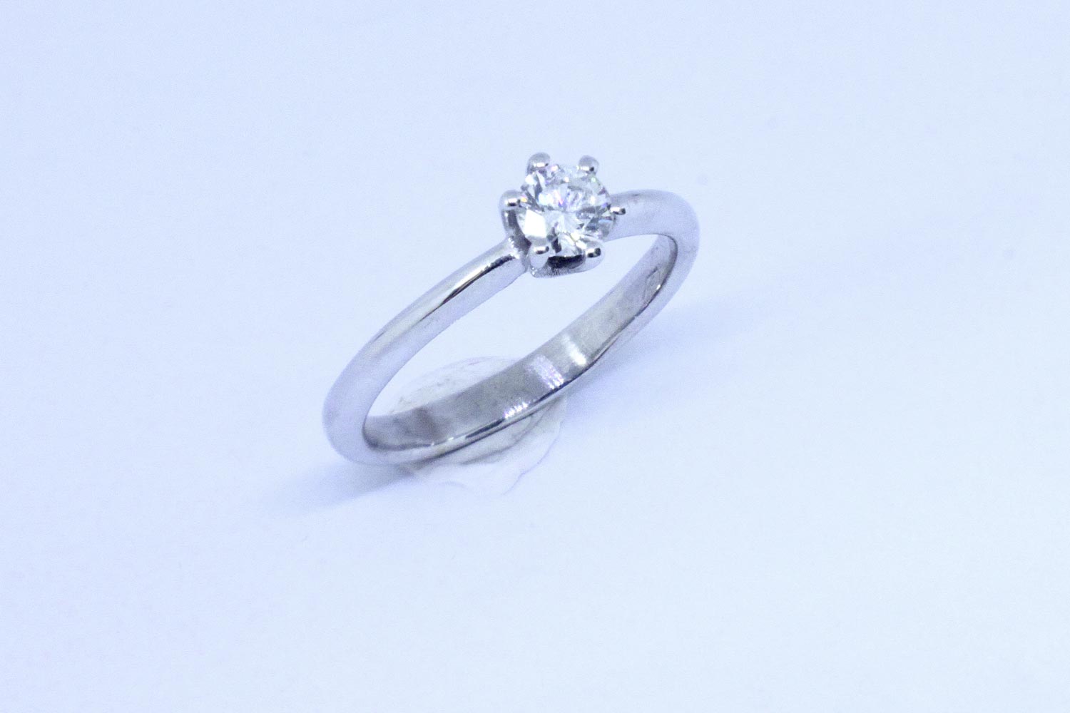 white gold solitaire with six tips and diamond brilliant cut